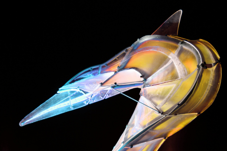 gebogenes Schmelzglas mit Relief auf der Innenseite, Eislingen, Künstler Prof. Mona Bayr