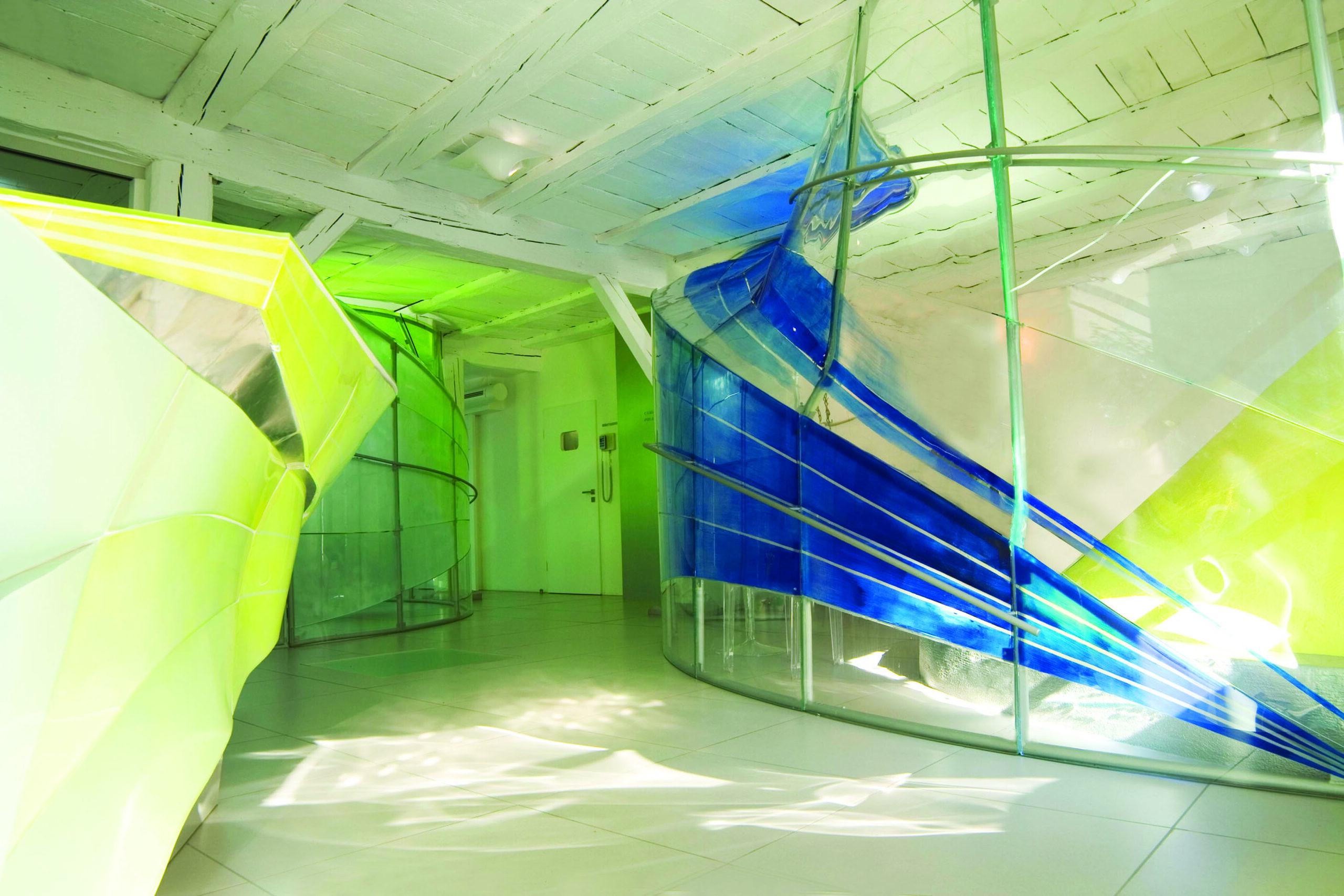 gebogene, farbige Glasscheiben als Verbundglas oder Sicherheitsglas, Überlingen, Innenarchitektin Prof. Mona Bayr