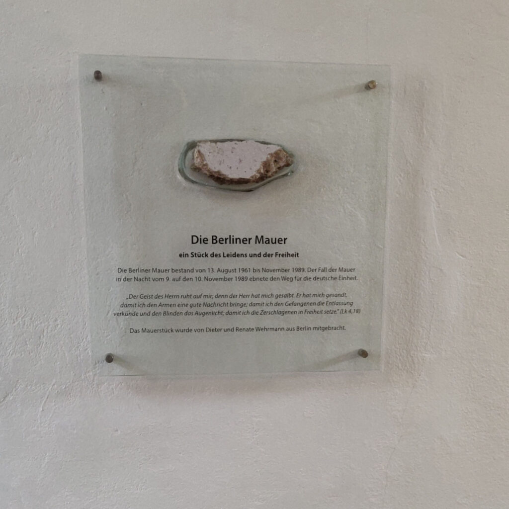 Berliner Mauerstück, auf geschmolzenem Floatglas montiert, mit eingebrannter Schrift