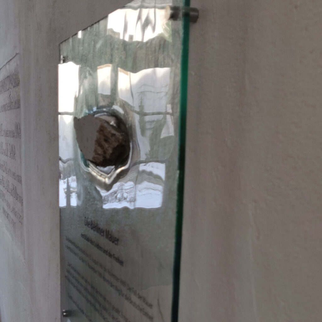 Berliner Mauerstück, auf geschmolzenem Floatglas montiert, mit eingebrannter Schrift