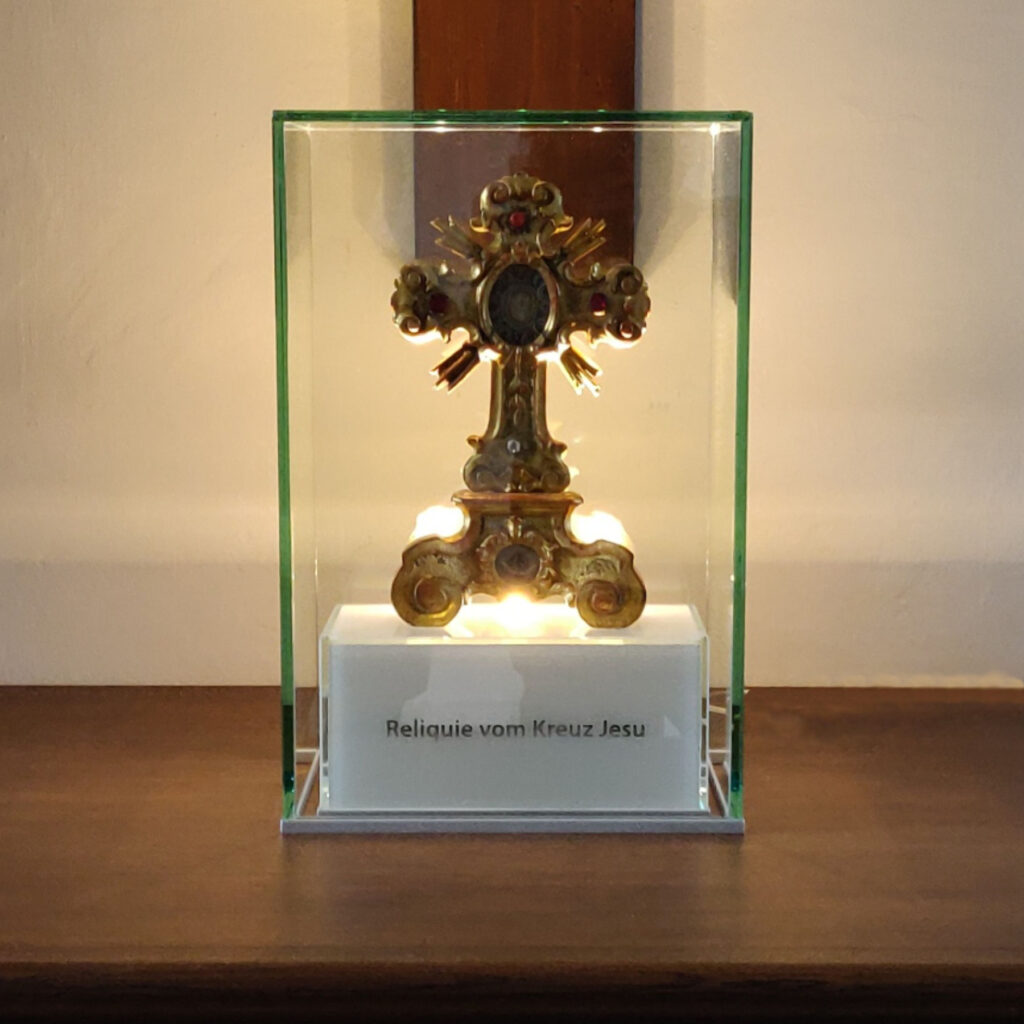 Reliquien Vitrine auf UV-Verklebten Floatglas, Sockel aus weißem Schmelzglas mit eingebrannter Farbe