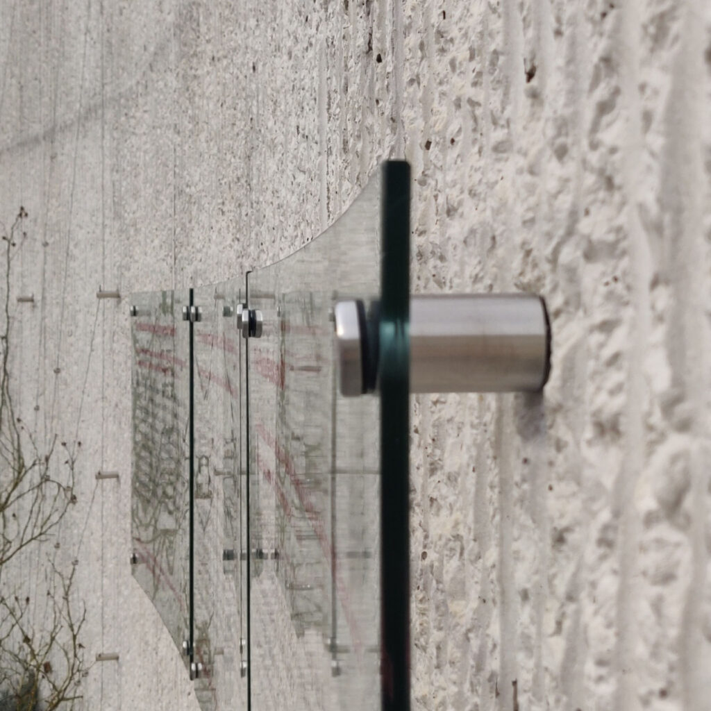 thermisch gebogenes ESG mit eingebrannter Schrift