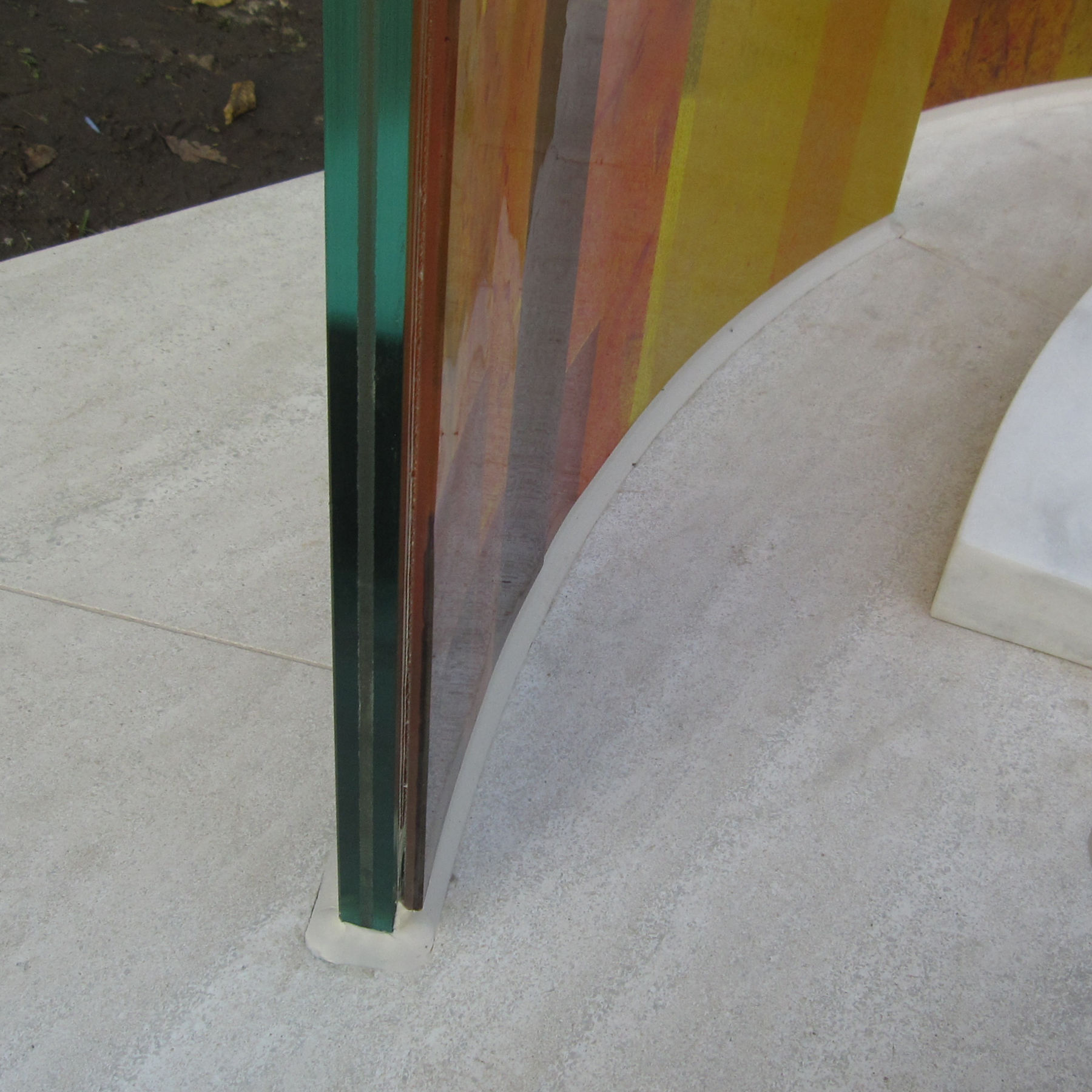 Detail einer geschmolzene Farbglasplatte laminiert auf gebogenes VSG. Grabmal in Wien/Hütteldorf, Künslter Mag. Heinz Ebner