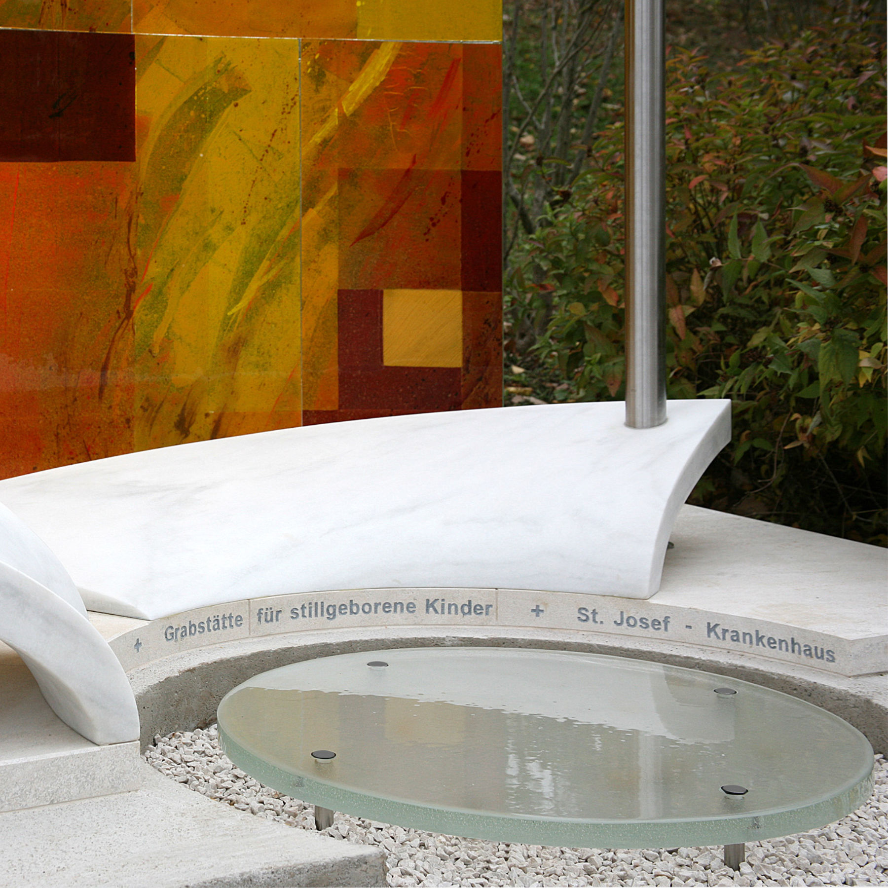 Geschmolzene Farbglasplatte laminiert auf gebogenes VSG. Grabmal in Wien/Hütteldorf, Künslter Mag. Heinz Ebner