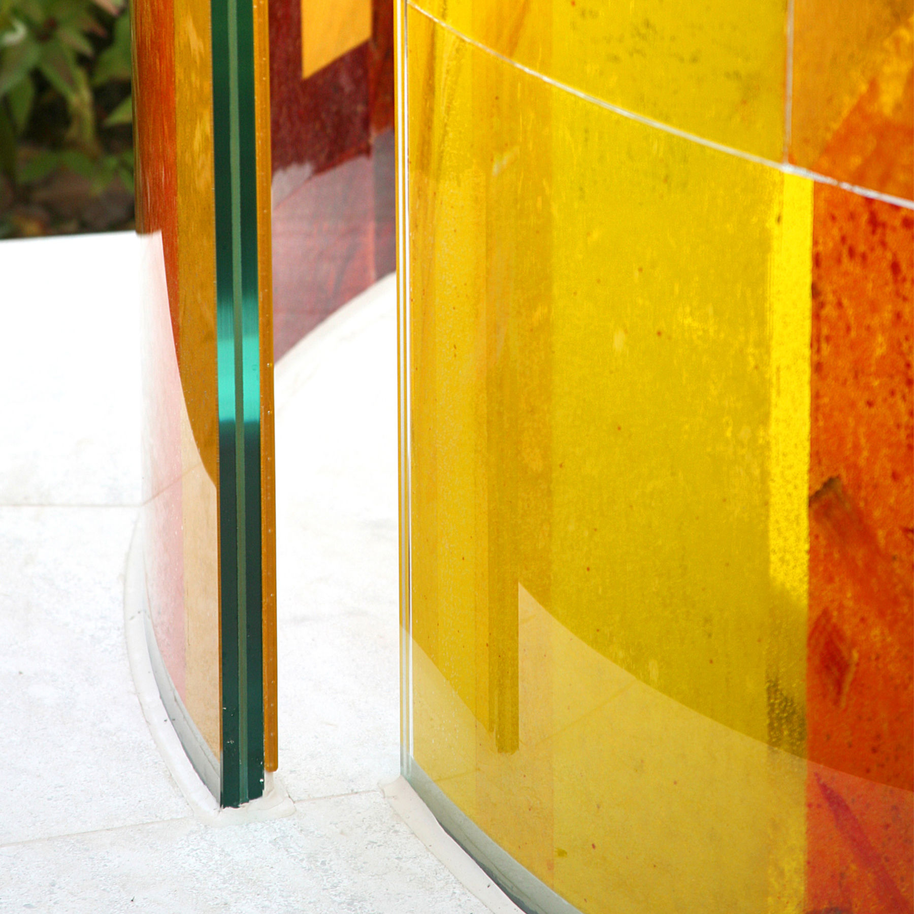 Detail einer geschmolzene Farbglasplatte laminiert auf gebogenes VSG. Grabmal in Wien/Hütteldorf, Künslter Mag. Heinz Ebner