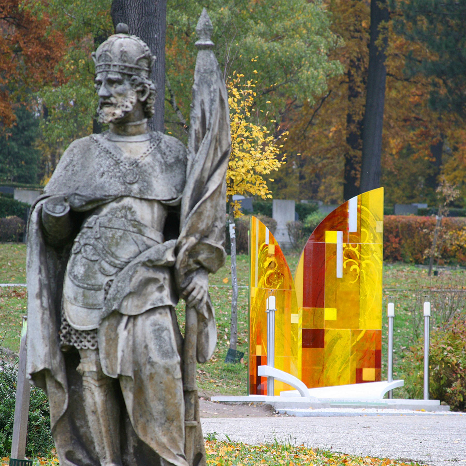 Geschmolzene Farbglasplatte laminiert auf gebogenes VSG. Grabmal in Wien/Hütteldorf, Künslter Mag. Heinz Ebner