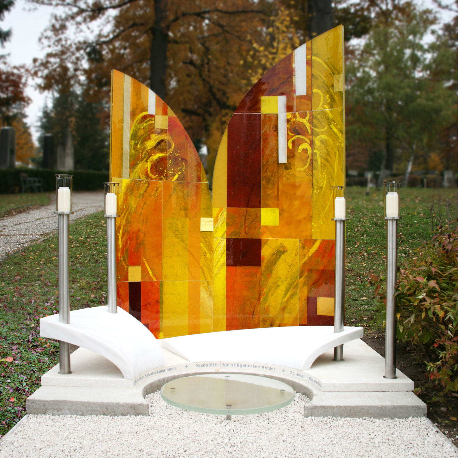 Geschmolzene Farbglasplatte laminiert auf gebogenes VSG. Grabmal in Wien/Hütteldorf, Künslter Mag. Heinz Ebner