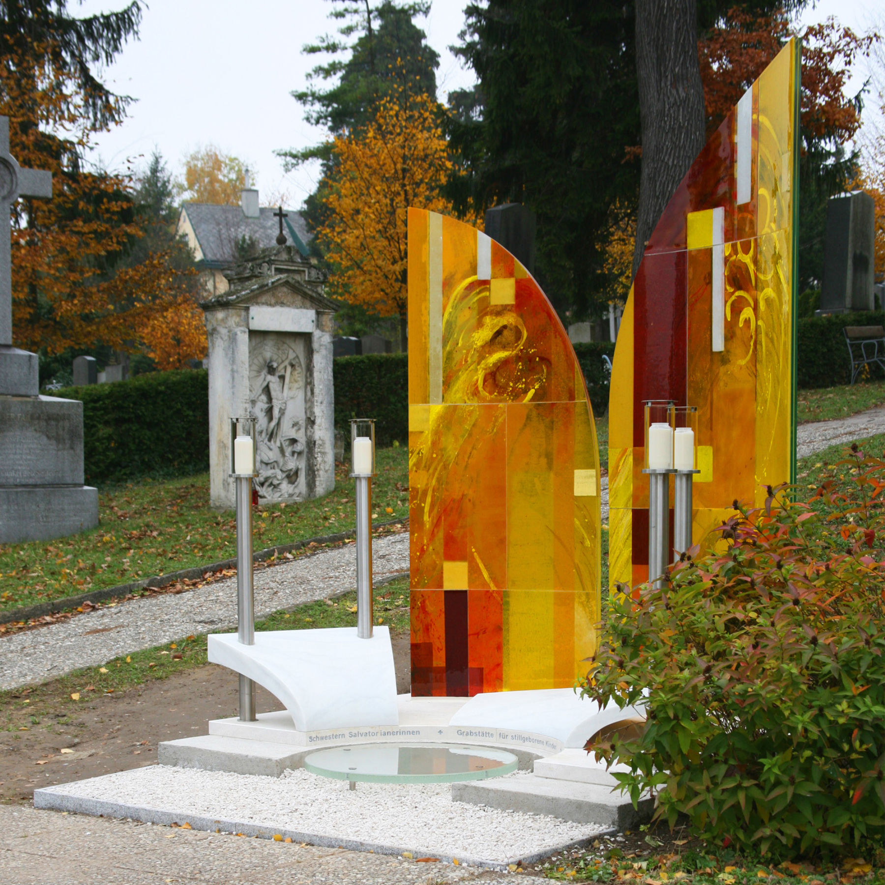 Geschmolzene Farbglasplatte laminiert auf gebogenes VSG. Grabmal in Wien/Hütteldorf, Künslter Mag. Heinz Ebner