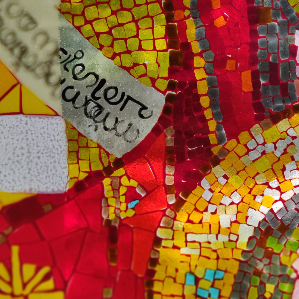 farbiges Schmelzglasfenster in Mosaiktechnik in Indien Schrift