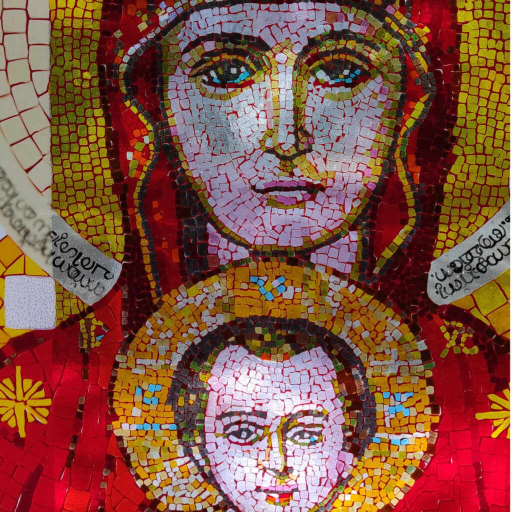 farbiges Schmelzglasfenster in Mosaiktechnik Gesichter in Indien