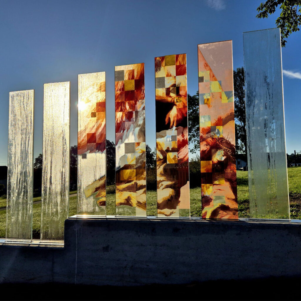 Farbiges VSG mit Applikationen aus Schmelzglas mit Klemmschuh