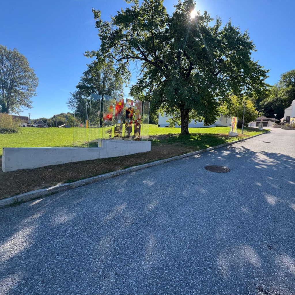 Farbiges VSG mit Applikationen aus Schmelzglas mit Klemmschuh