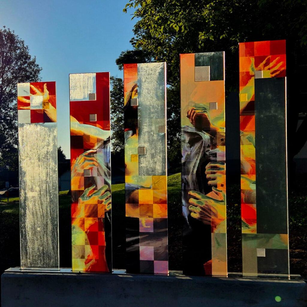 Farbiges VSG mit Applikationen aus Schmelzglas mit Klemmschuh