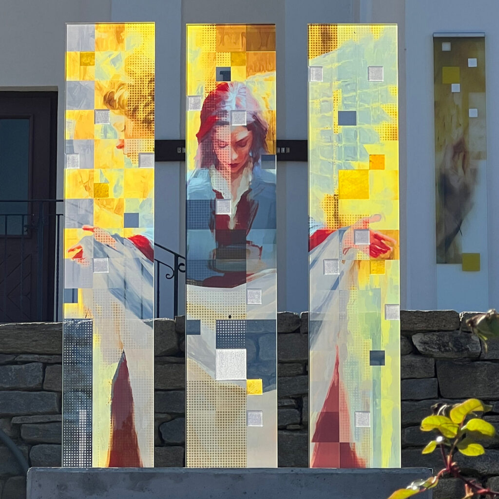 Farbiges VSG mit Applikationen aus Schmelzglas mit Klemmschuh