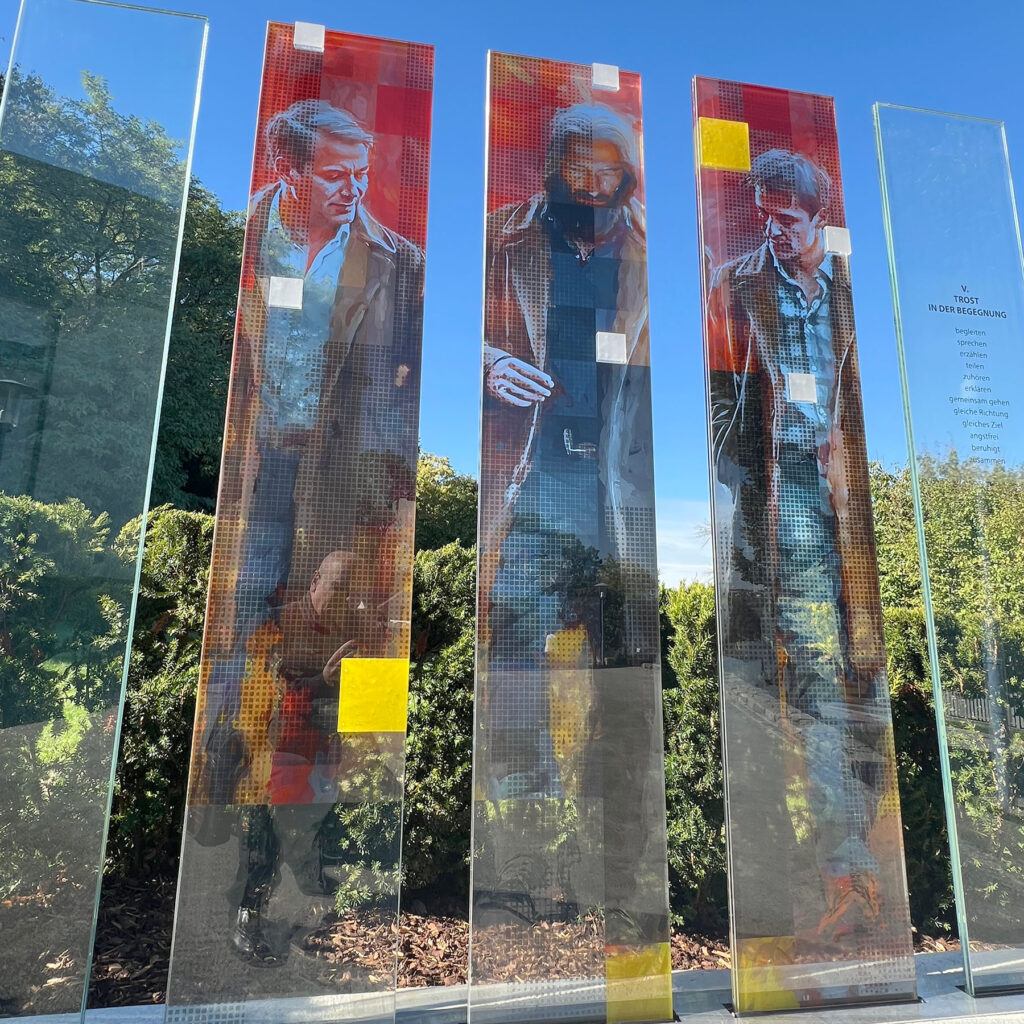 Farbiges VSG mit Applikationen aus Schmelzglas mit Klemmschuh