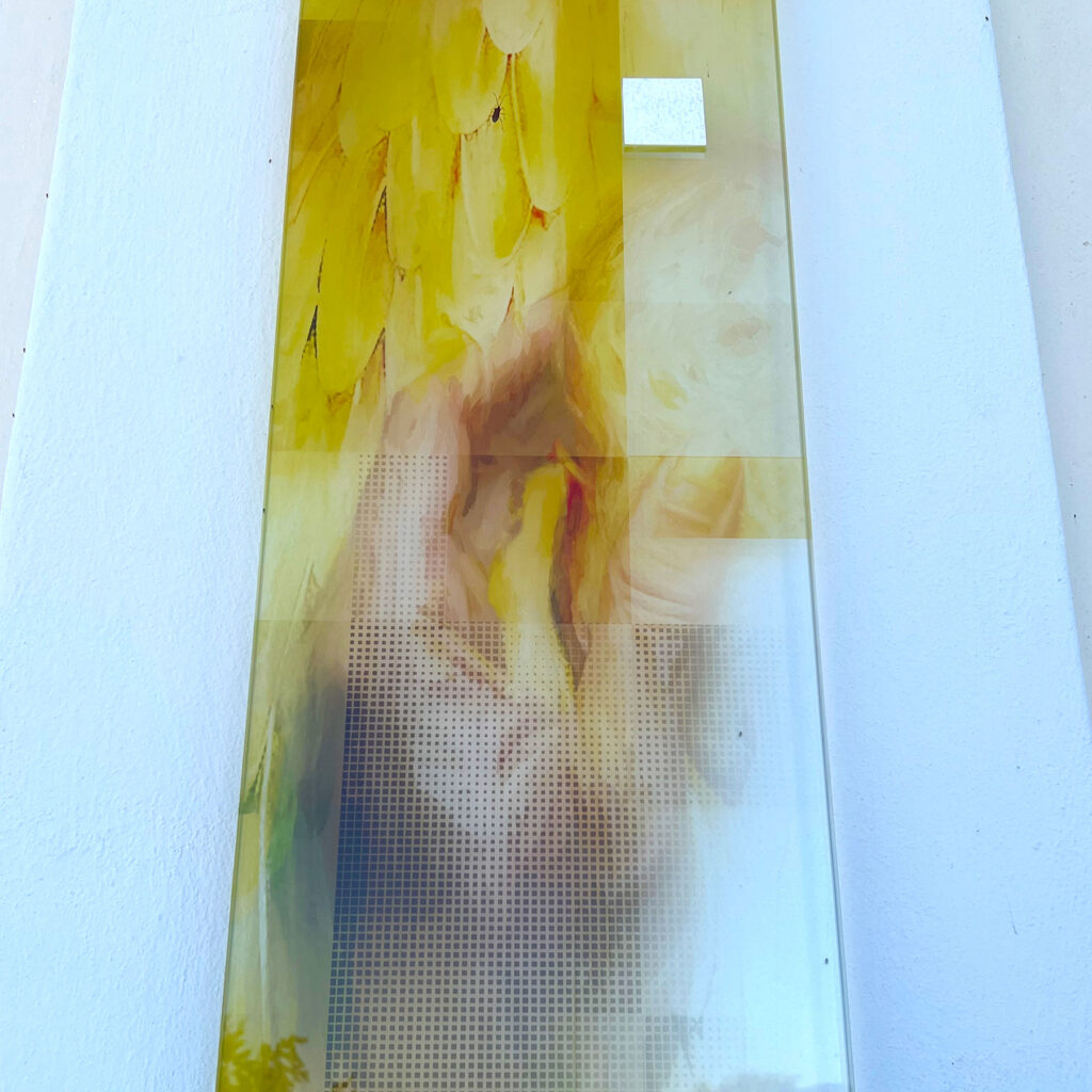 Farbiges VSG mit Applikationen aus Schmelzglas