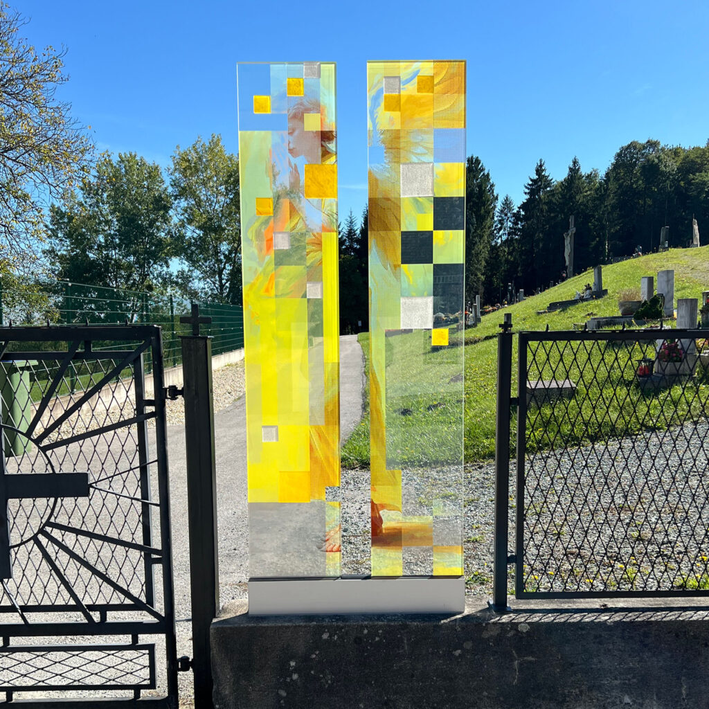 Farbiges VSG mit Applikationen aus Schmelzglas mit Klemmschuh