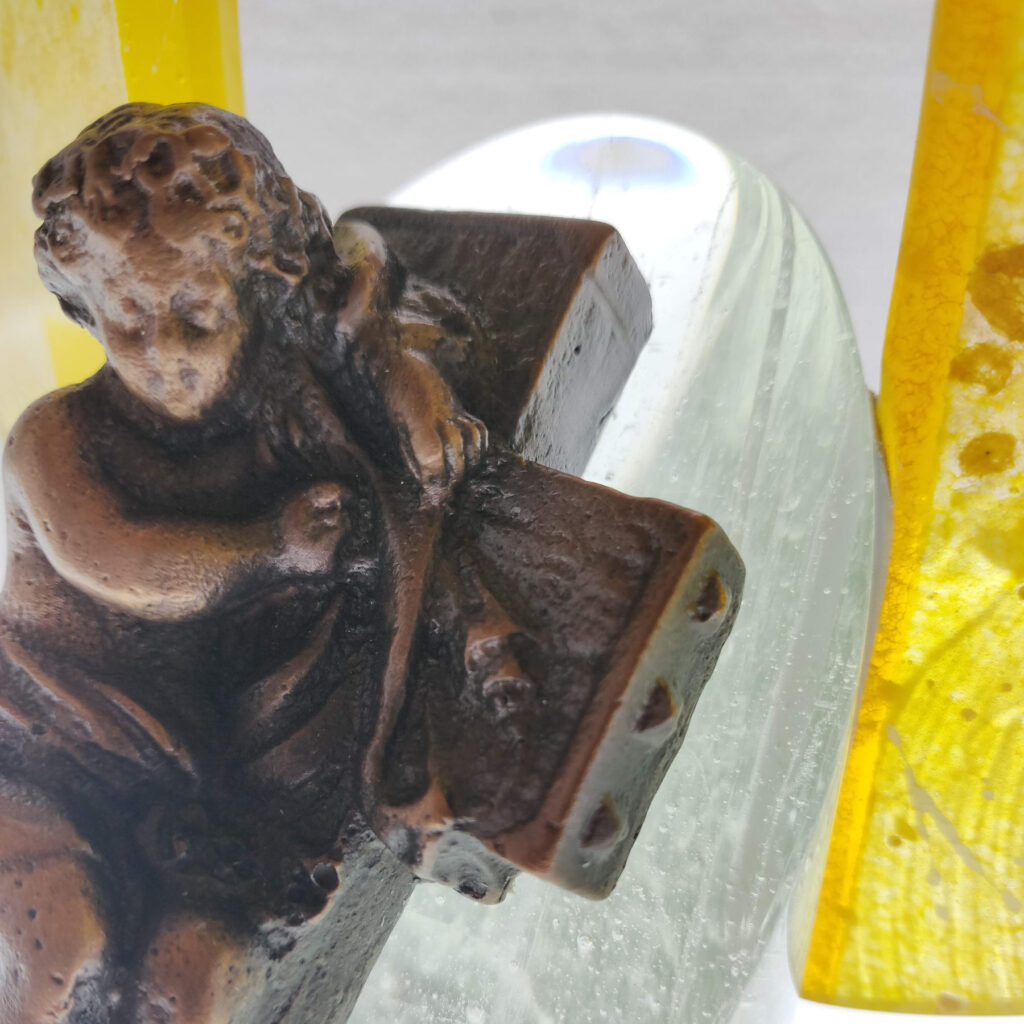 Glassockel in Form gegossen mit eingefräster Glasscheibe und verstifteter Bronzeskulptur, Slavonski Brod, Kroatien, Künstler Mag. Heinz Ebner