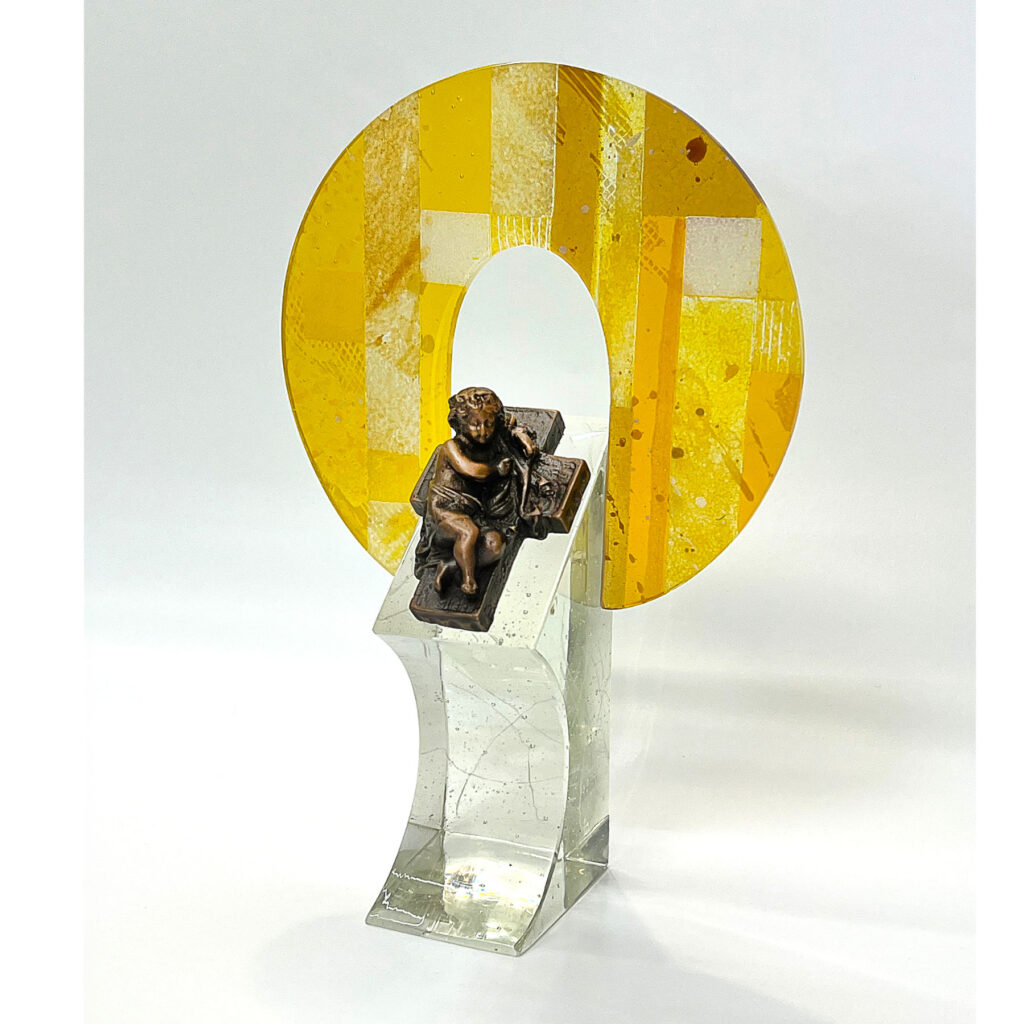 Glas Monstranz, Glassockel in Form gegossen mit eingefräster Glasscheibe und verstifteter Bronzeskulptur, Slavonski Brod, Kroatien, Künstler Mag. Heinz Ebner