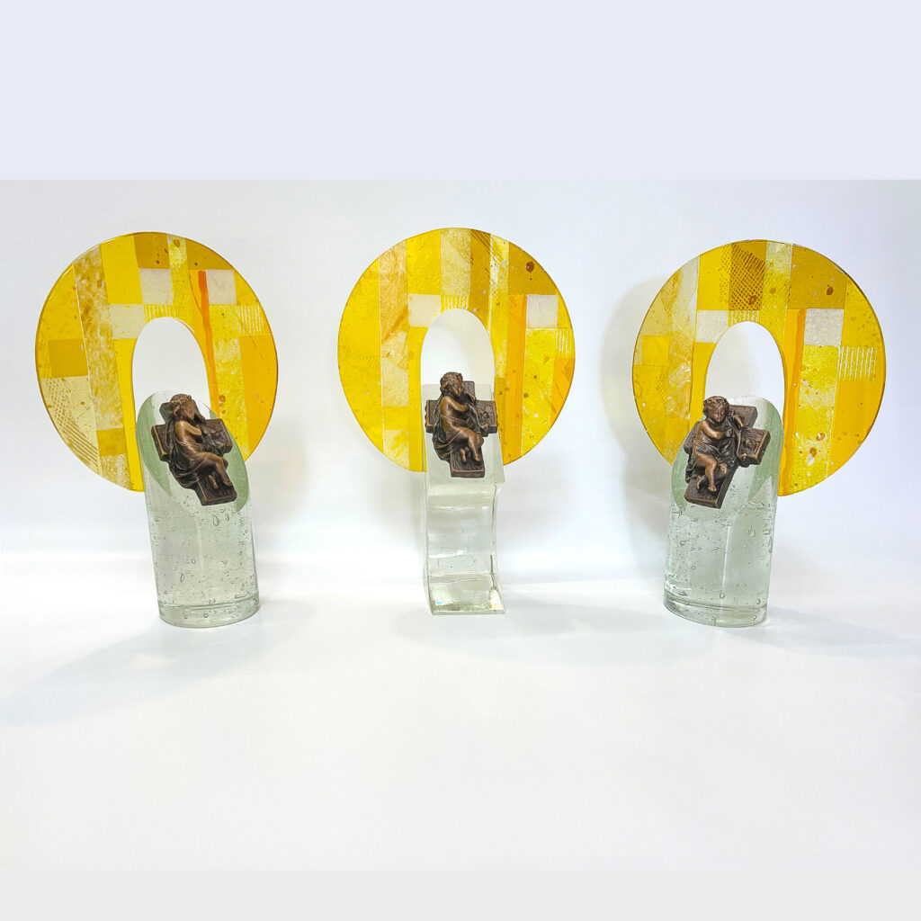 Glas Monstranz, Glassockel in Form gegossen mit eingefräster Glasscheibe und verstifteter Bronzeskulptur, Slavonski Brod, Kroatien, Künstler Mag. Heinz Ebner