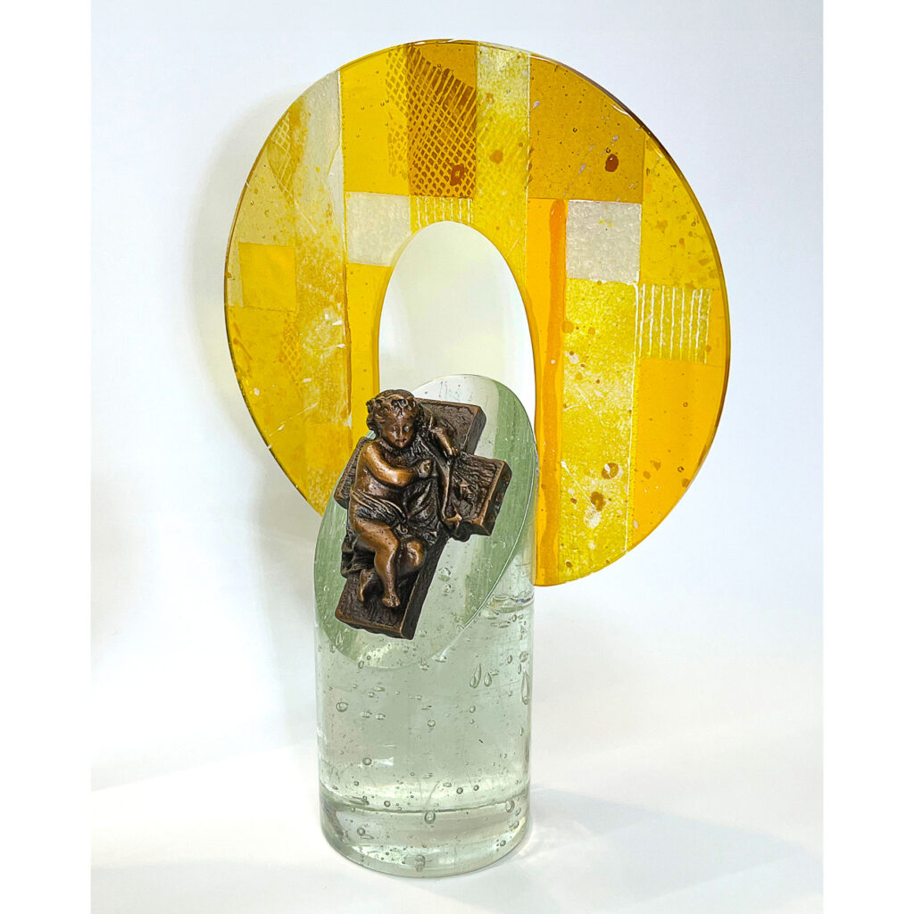 Glas Monstranz, Glassockel in Form gegossen mit eingefräster Glasscheibe und verstifteter Bronzeskulptur, Slavonski Brod, Kroatien, Künstler Mag. Heinz Ebner