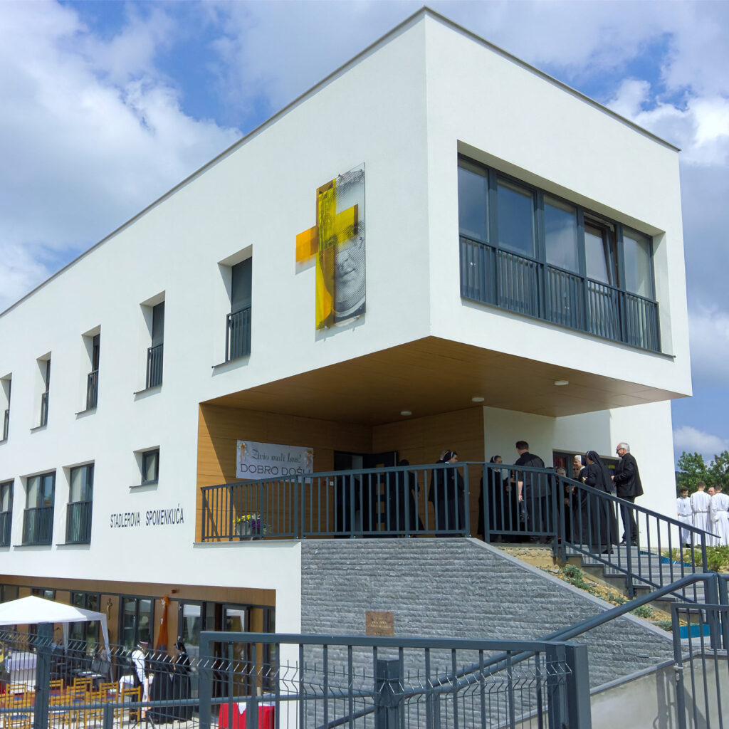 Digitaldruck eingebrannt mit auflaminiertem Schmelzglas in Kreuzform