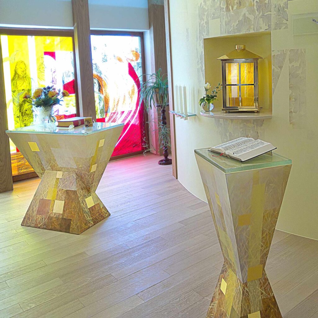 Kapelle mit Glasaltar, Glasambo, Schmelzglasfassade und Glastabernakel