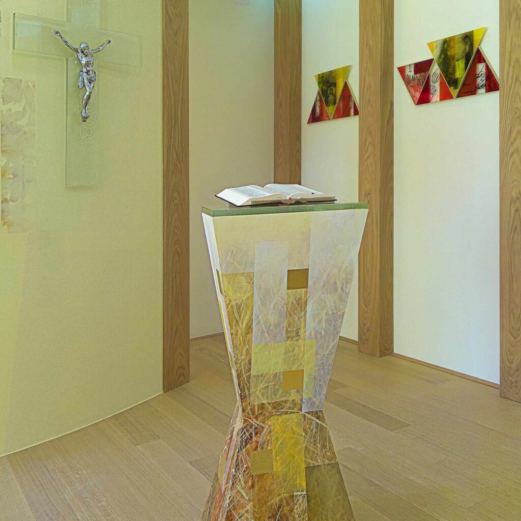 Glaskreuzweg, Glaskreuz und Ambo mit Glasplatte. Alle Arbeiten aus Schmelzglas