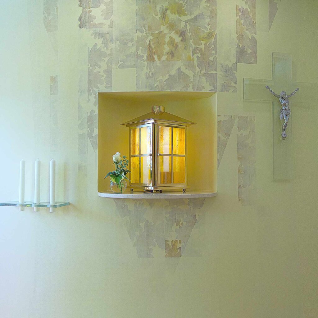 Tabernakel mit farbigem Schmelzglas, vergoldet und Glaskreuz mit Sandstrahlung