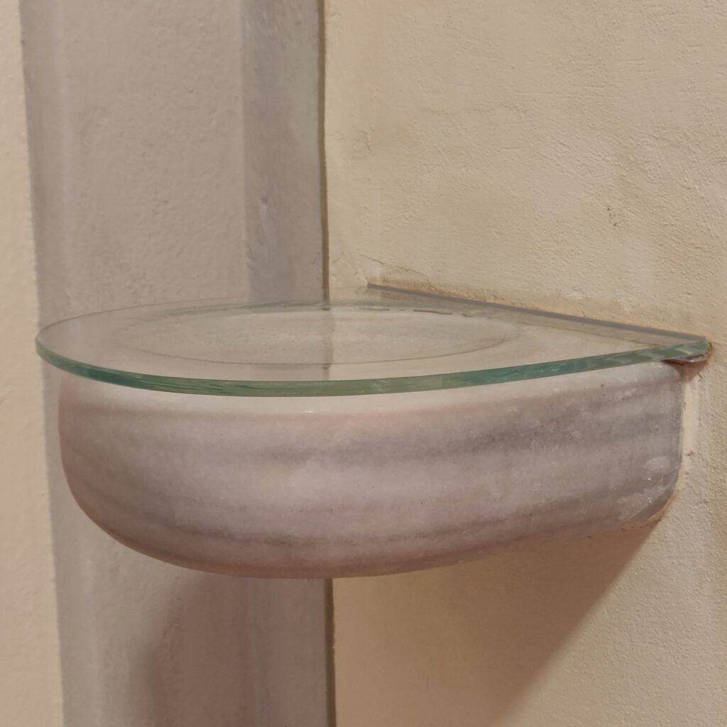 Weihwasserbecken in Form gebogen und angepasst an Steinbecken, Mag. Heinz Ebner, Stinatz, Österreich