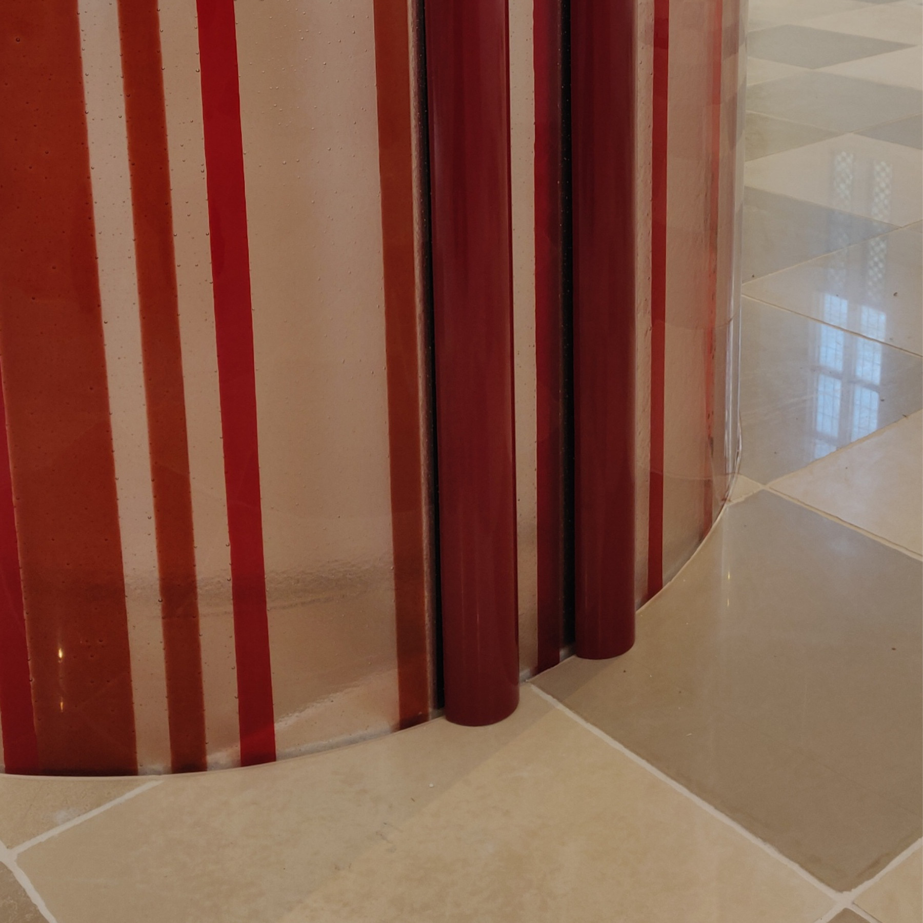 Altar mit farbigem Glasmantel aus 10 mm Schmelzglas. Gebogenes Glas in elliptischer Form, aus 3 Elemente, Zelking Österreich, Mag. Heinz Ebner