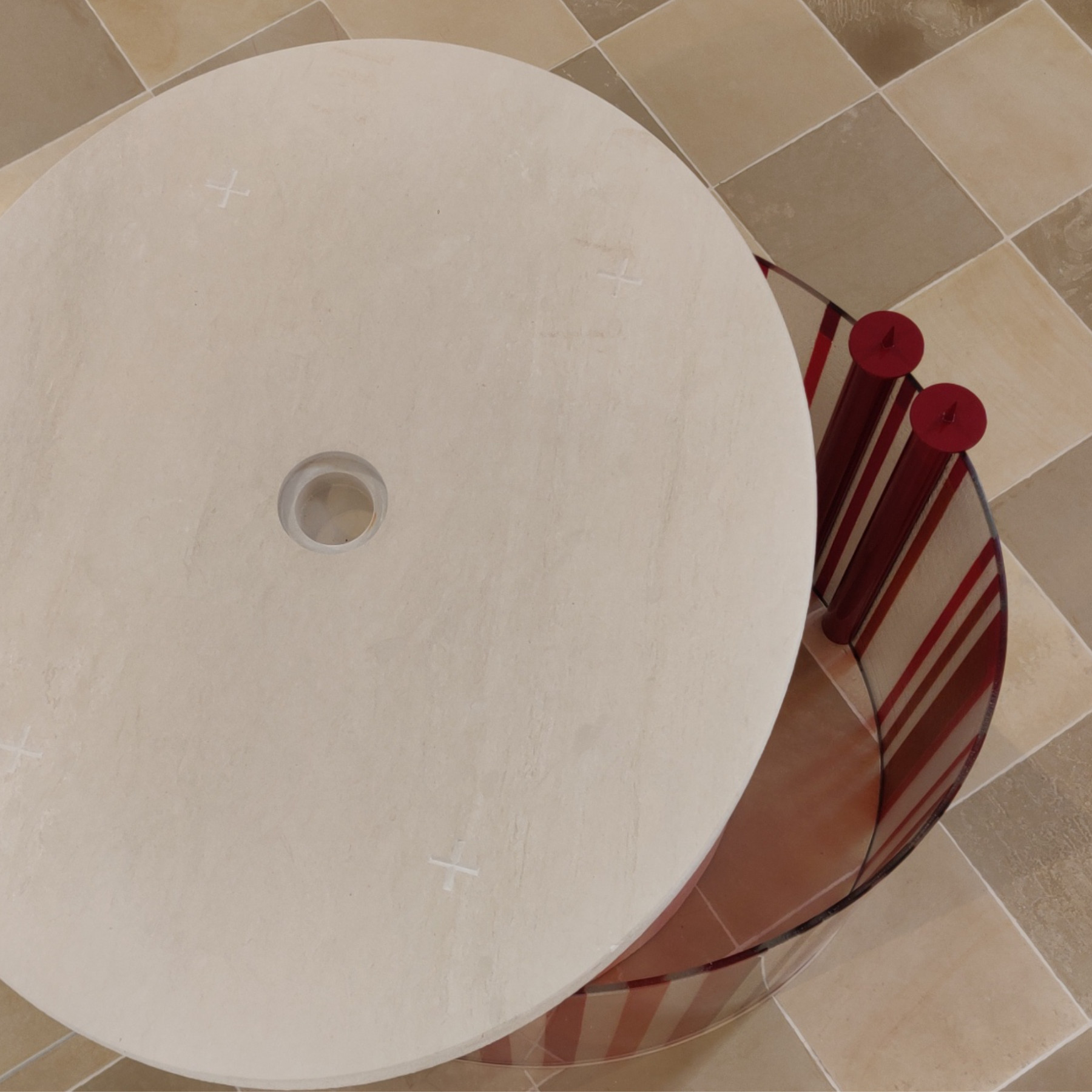 Altar mit farbigem Glasmantel aus 10 mm Schmelzglas. Gebogenes Glas in elliptischer Form, aus 3 Elemente, Zelking Österreich, Mag. Heinz Ebner