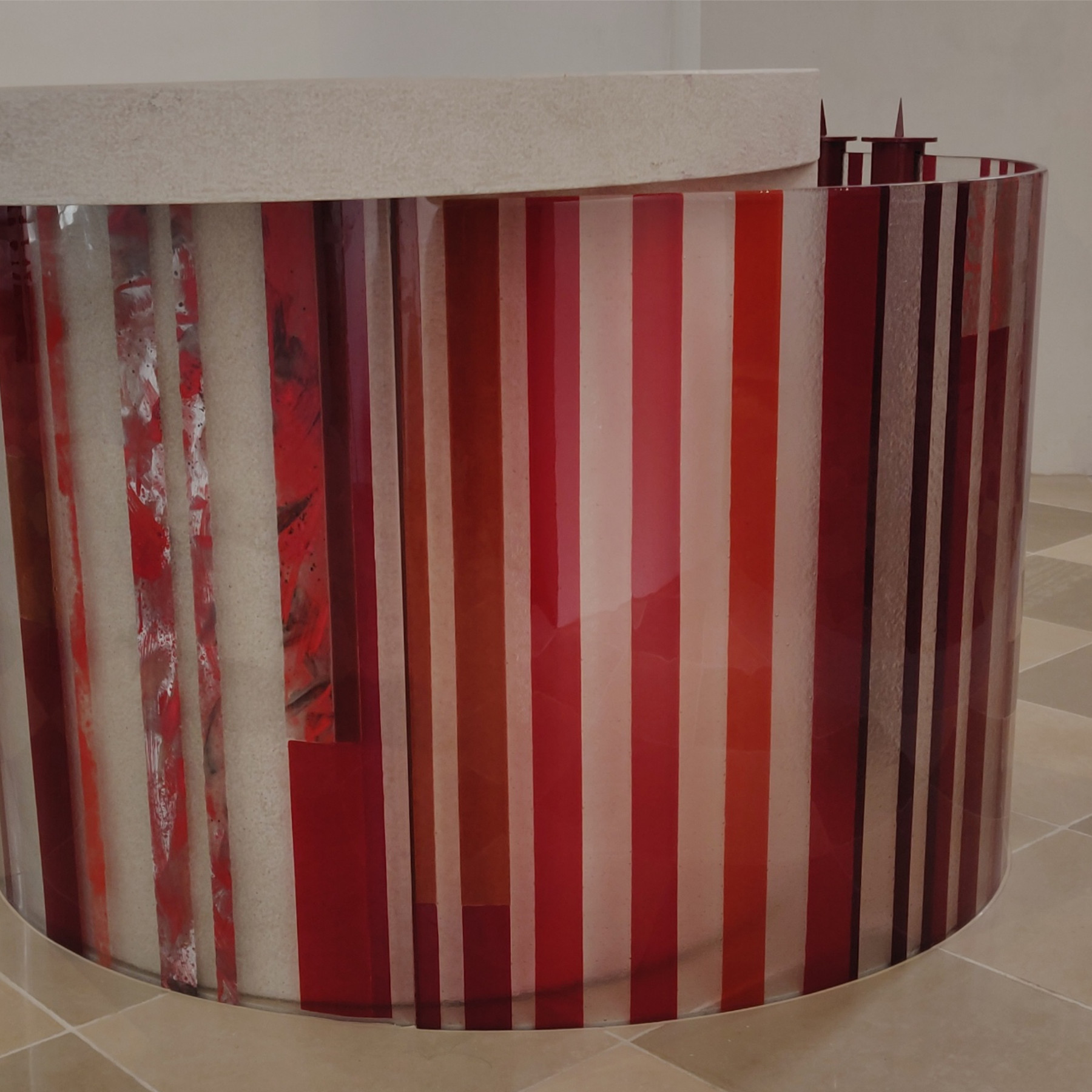 Altar mit farbigem Glasmantel aus 10 mm Schmelzglas. Gebogenes Glas in elliptischer Form, aus 3 Elemente, Zelking Österreich, Mag. Heinz Ebner