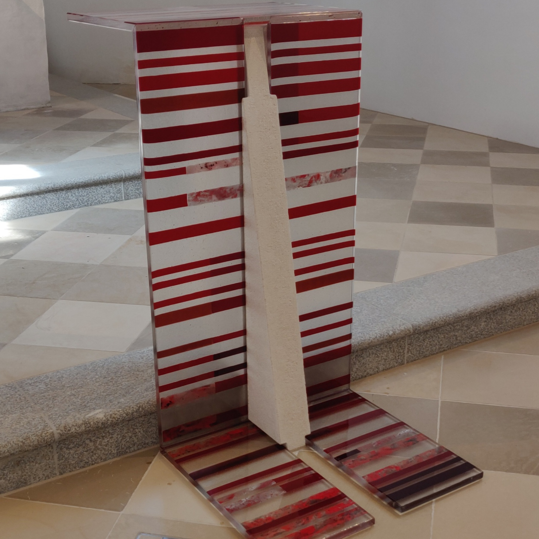 Ambo mit farbigem Schmelzglas, auf Gehrung geklebt. 20 mm dick. Zelking Österreich, Mag. Heinz Ebner