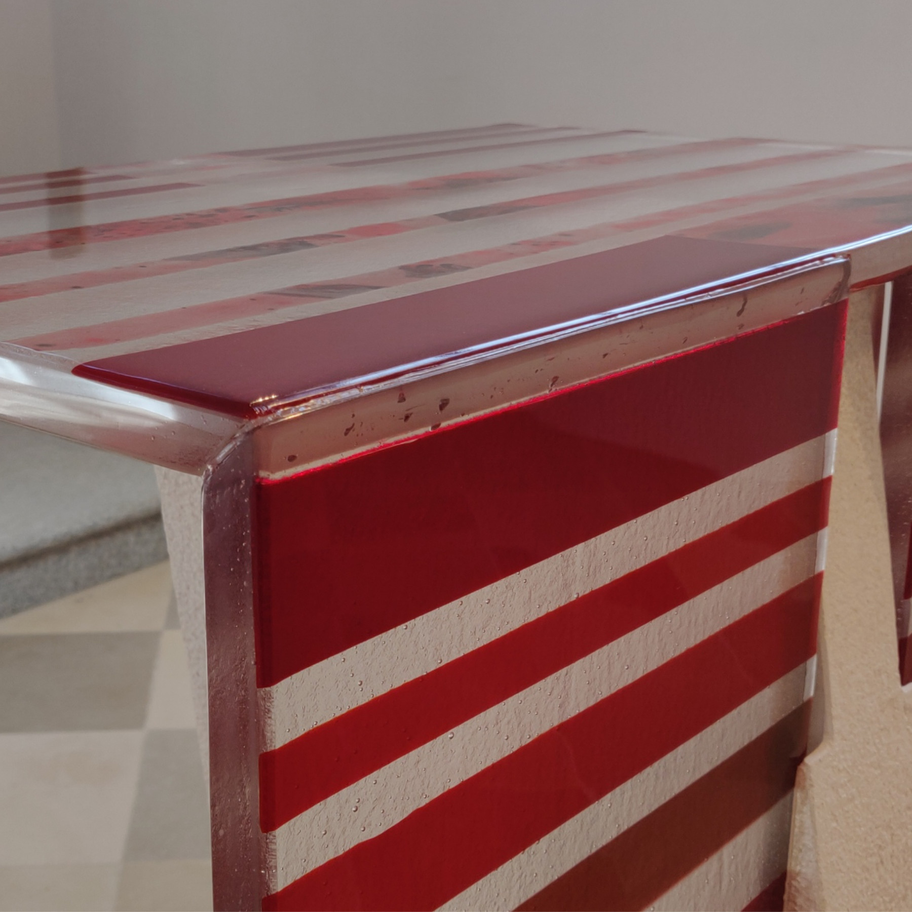 Ambo mit farbigem Schmelzglas, auf Gehrung geklebt. 20 mm dick. Zelking Österreich, Mag. Heinz Ebner