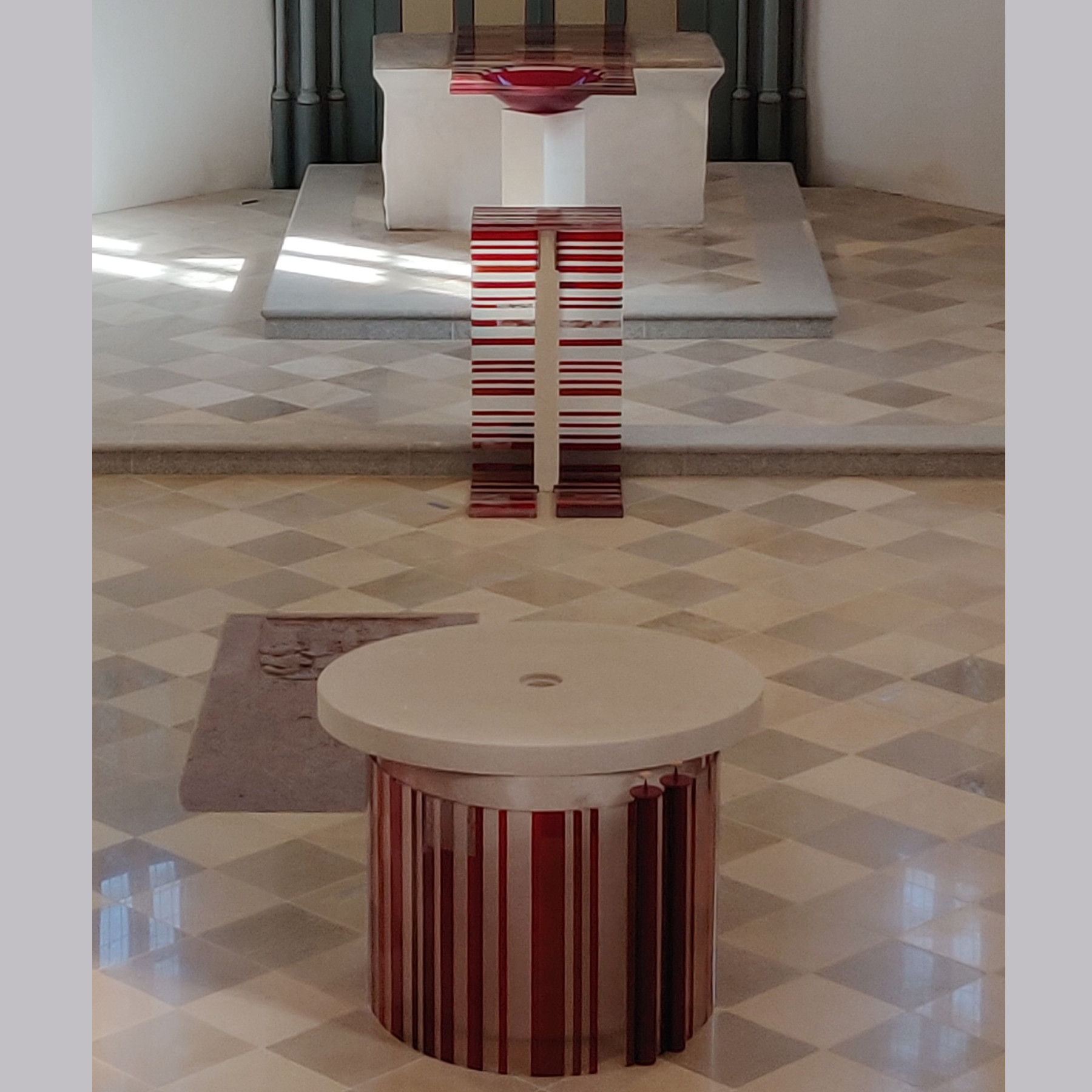 Altarraum in Zelking Österreich, mit Schmelzglas gestaltetem Altar, Ambo und Taufbecken, Mag. Heinz Ebner