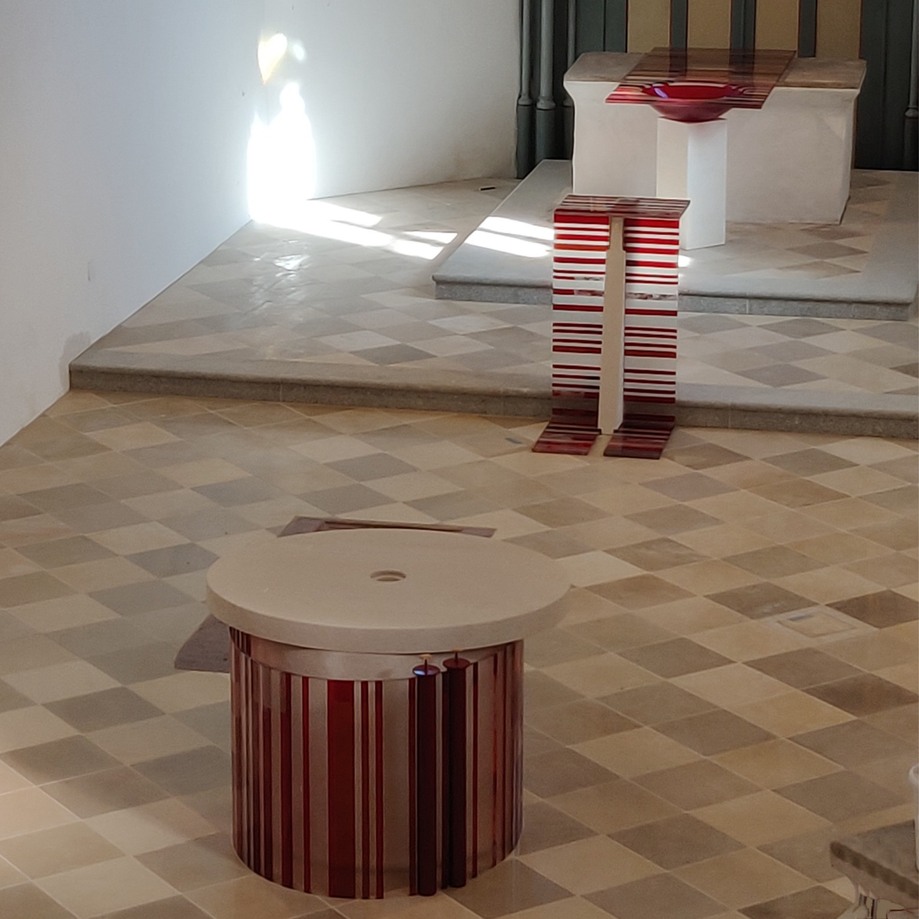 Altarraum in Zelking Österreich, mit Schmelzglas gestaltetem Altar, Ambo und Taufbecken, Mag. Heinz Ebner