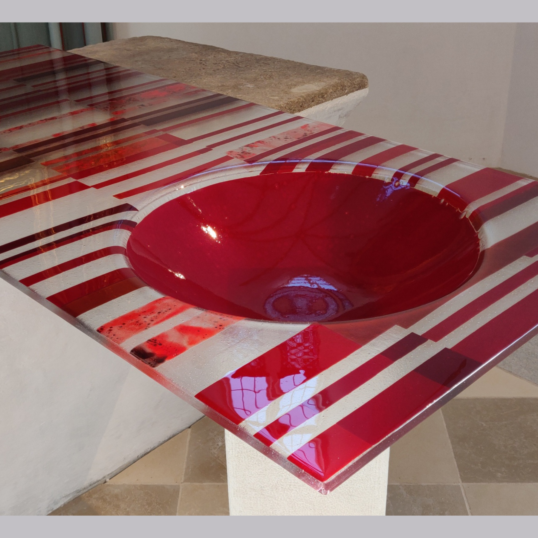 gebogenes Schmelzglas als Taufbecken, Zelking Österreich, Mag. Heinz Ebner