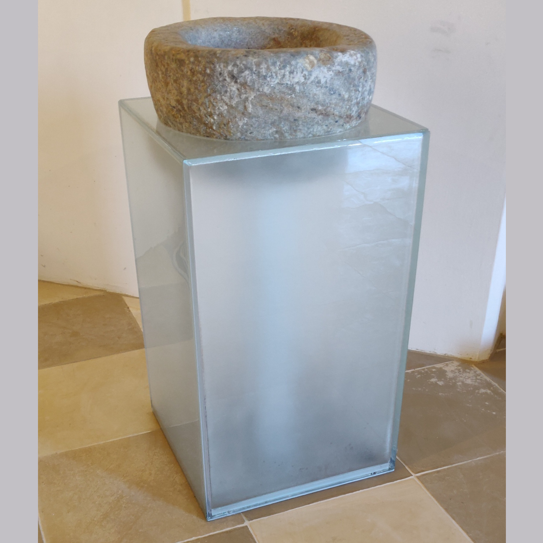 Geklebte Glasecke mit eingesetztem Steinbecken in Zelking, Österreich