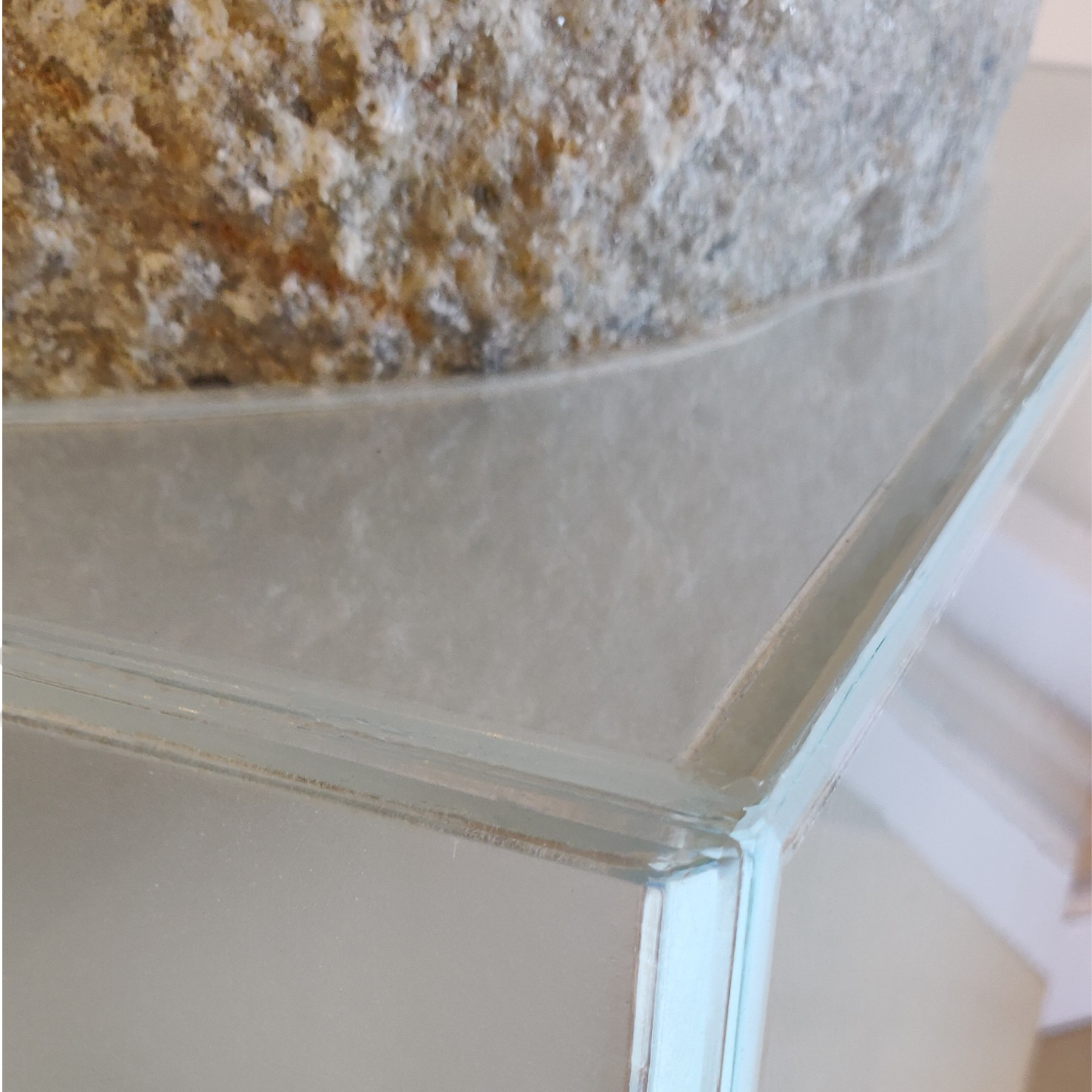 Geklebte Glasecke mit eingesetztem Steinbecken in Zelking, Österreich